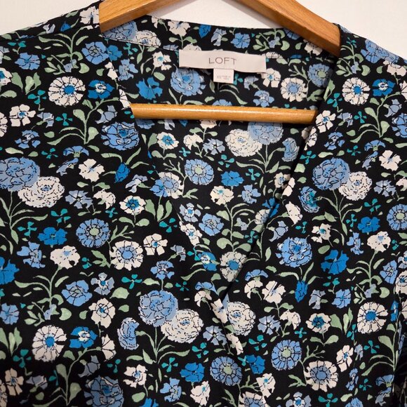 EUC LIKE NEW LOFT FLORAL V NECK WRAP FLUTTER SLEEVES TOP SZ XS - Picture 6 of 15